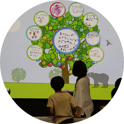 画像：こどもたちがキズキノキを見ながら意見交換をしている様子
