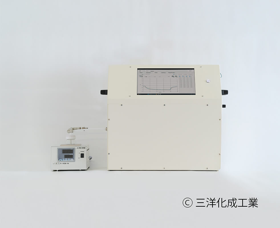 画像：大小の二つの機械に「三洋化成工業」という製造会社の名前が記載されている様子