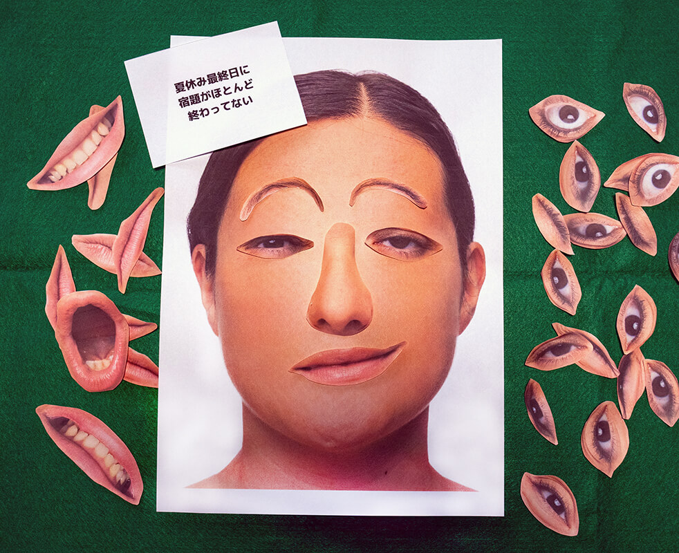 画像：「夏休み最終日に宿題がほとんど終わっていない」というお題カードの下に、多種多様な目と口パーツの切り絵から選ばれたパーツが顔のイラストシートに載せられ、ニヤついた表情が表現されている様子。