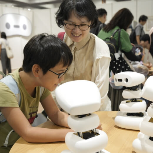画像：ロボットを触っている親子の様子