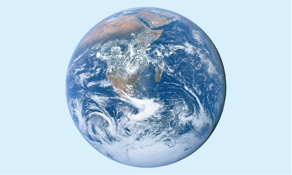 宇宙から撮影された地球の全体像。青い海と白い雲が広がる地球。