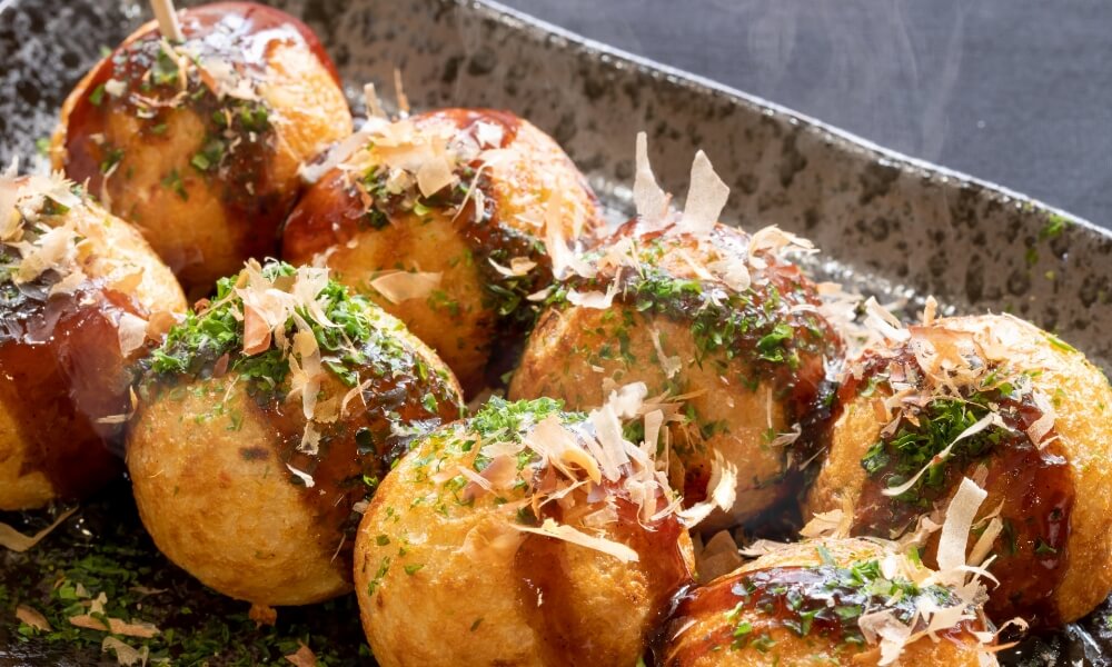 ソースとかつお節をかけたたこ焼きのアップ写真。