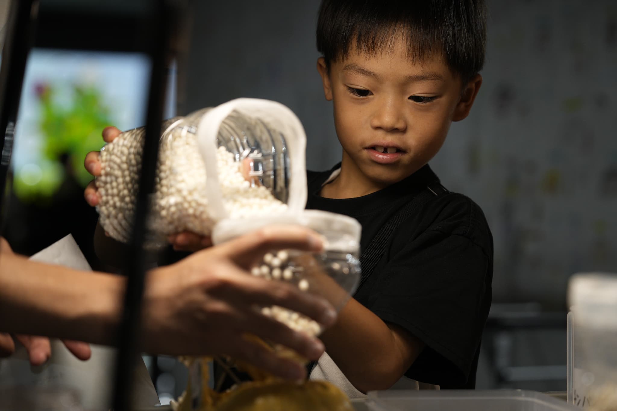 写真：BB弾を頭蓋骨の模型に入れる子ども