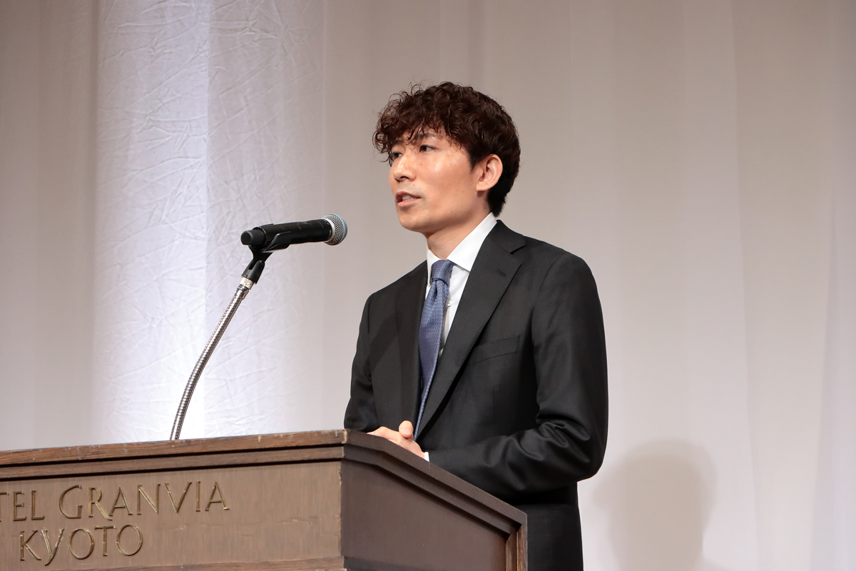 助成対象者を代表してあいさつする有地氏