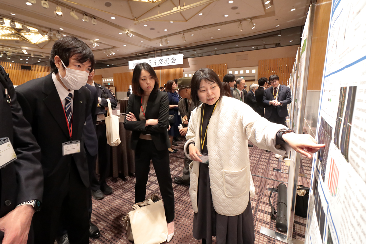 ポスターの前で活発な議論を繰り広げる参加者たち