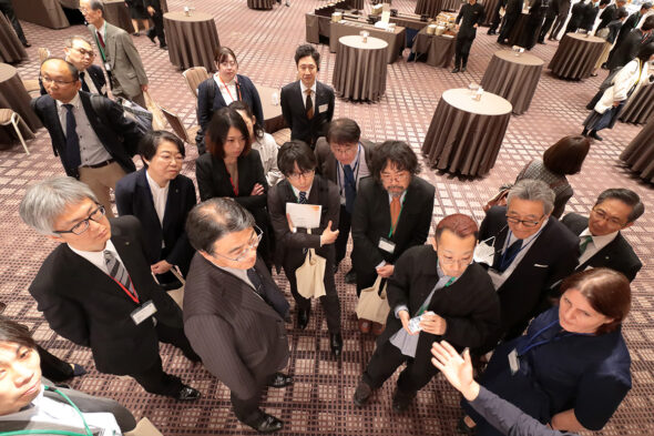 ポスター発表に集まる参加者