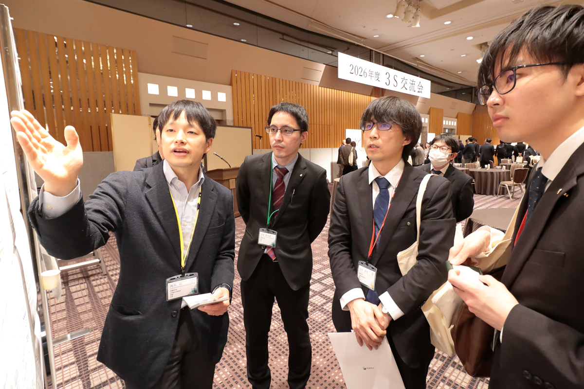 ポスターの前で活発な議論を繰り広げる参加者たち