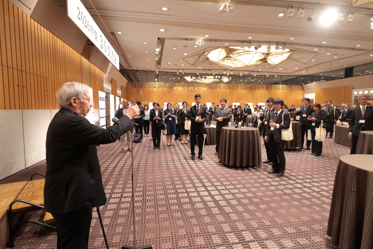 写真：懇親会で乾杯の挨拶をする中西会長