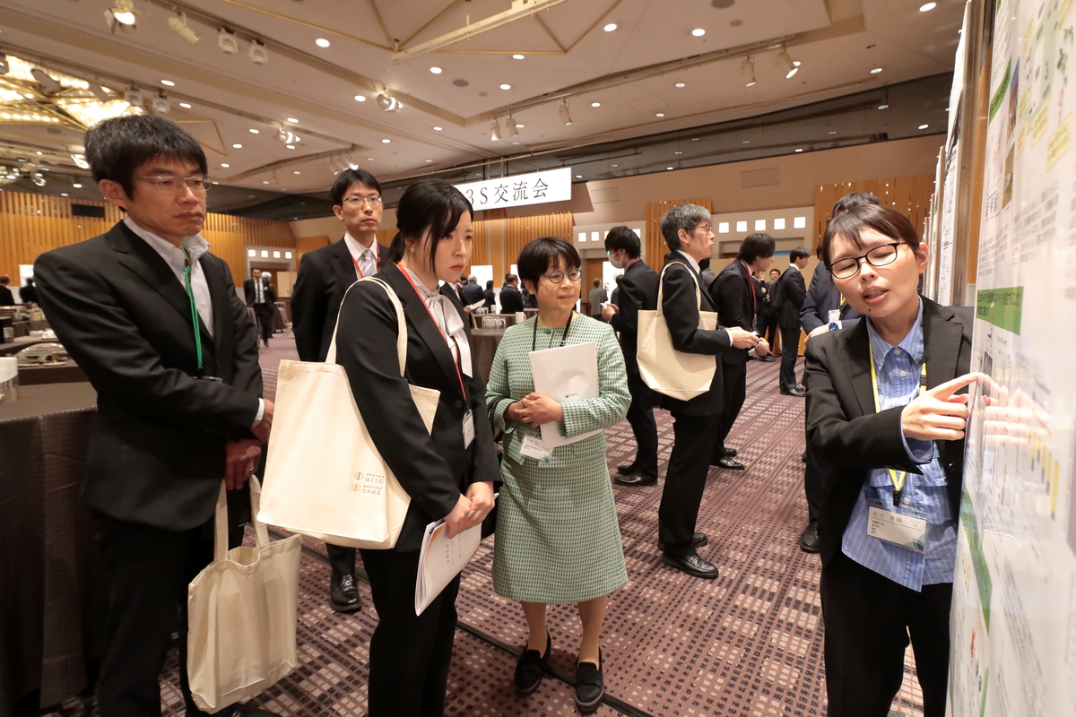 写真：ポスター内容を説明する研究者