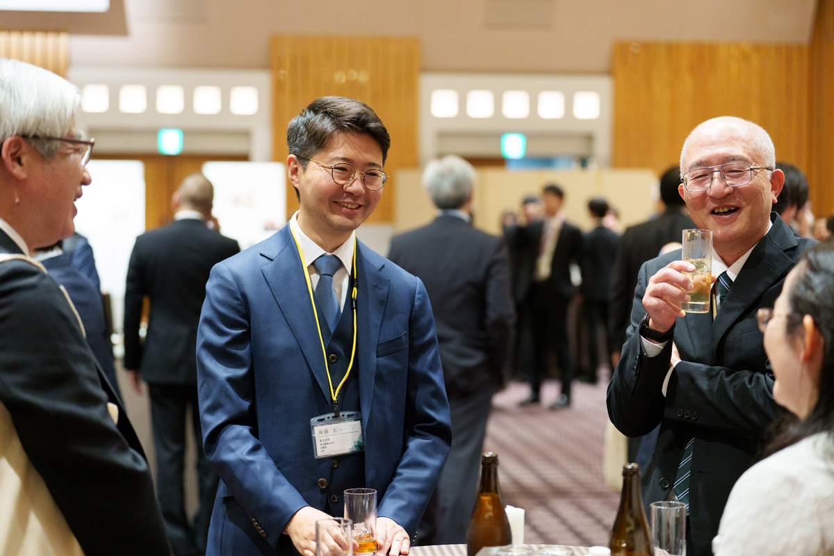 懇親会で談笑する参加者たち