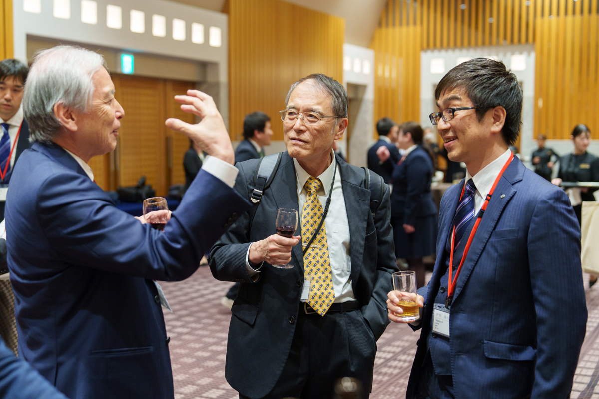 懇親会で談笑する参加者たち