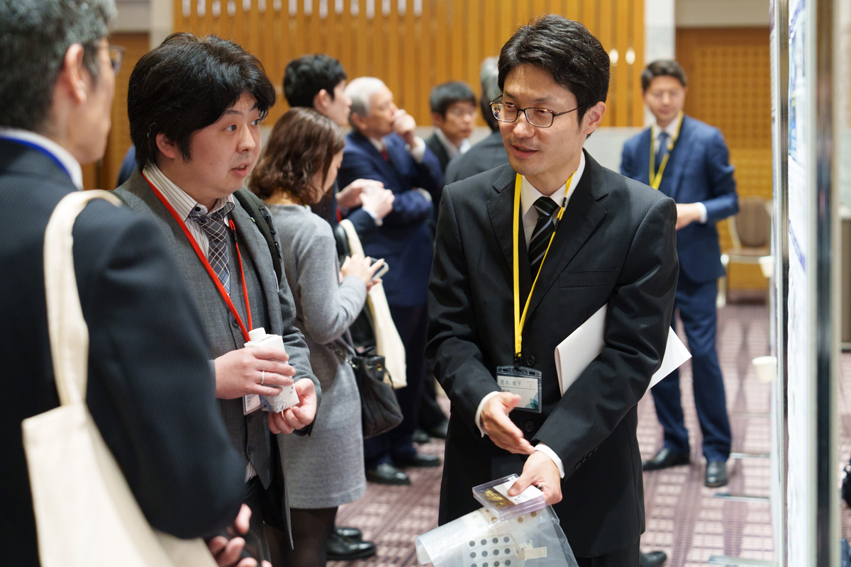 ポスターの前で活発な議論を繰り広げる参加者たち