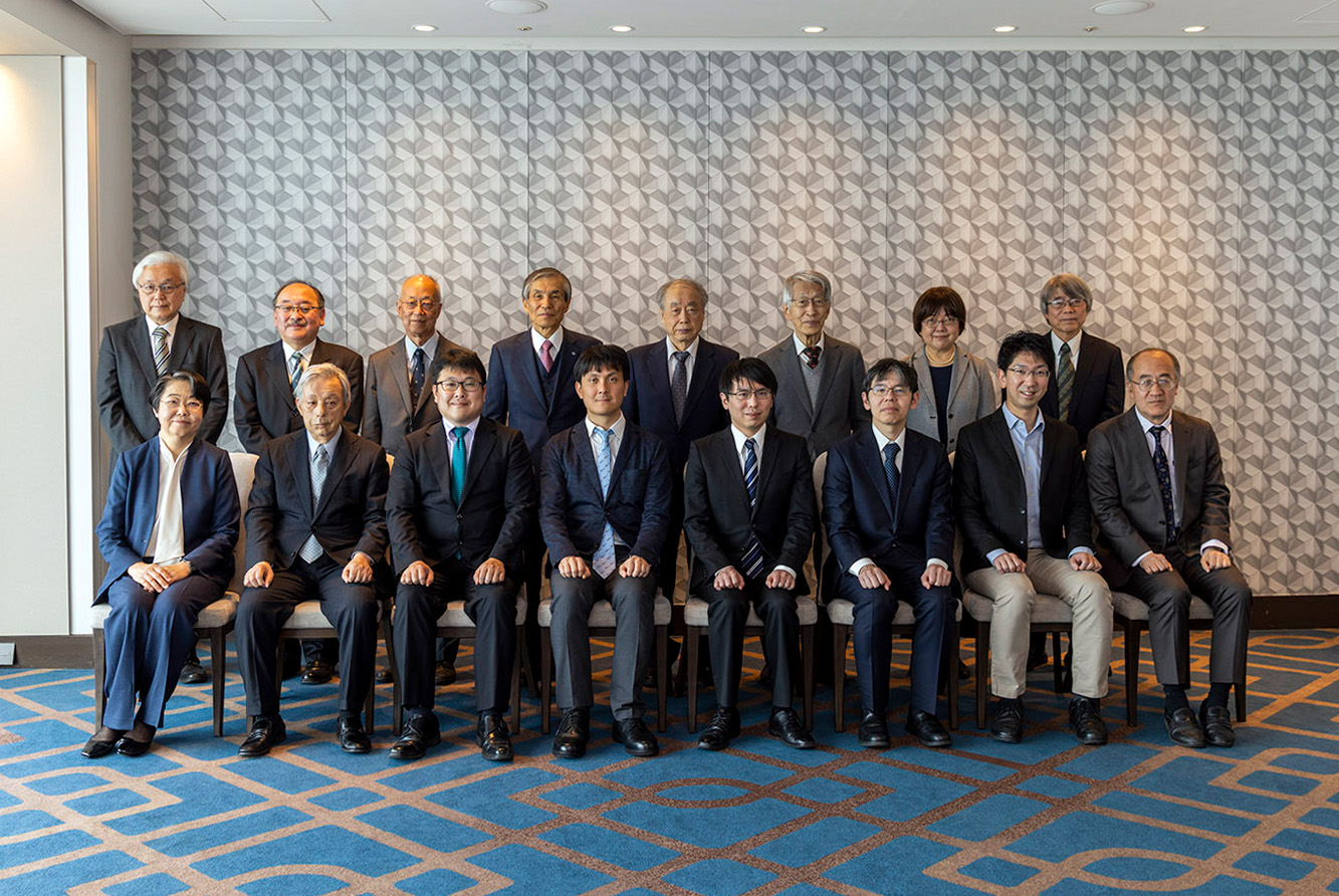  授与式に参加した委員とこれまでのフェロー