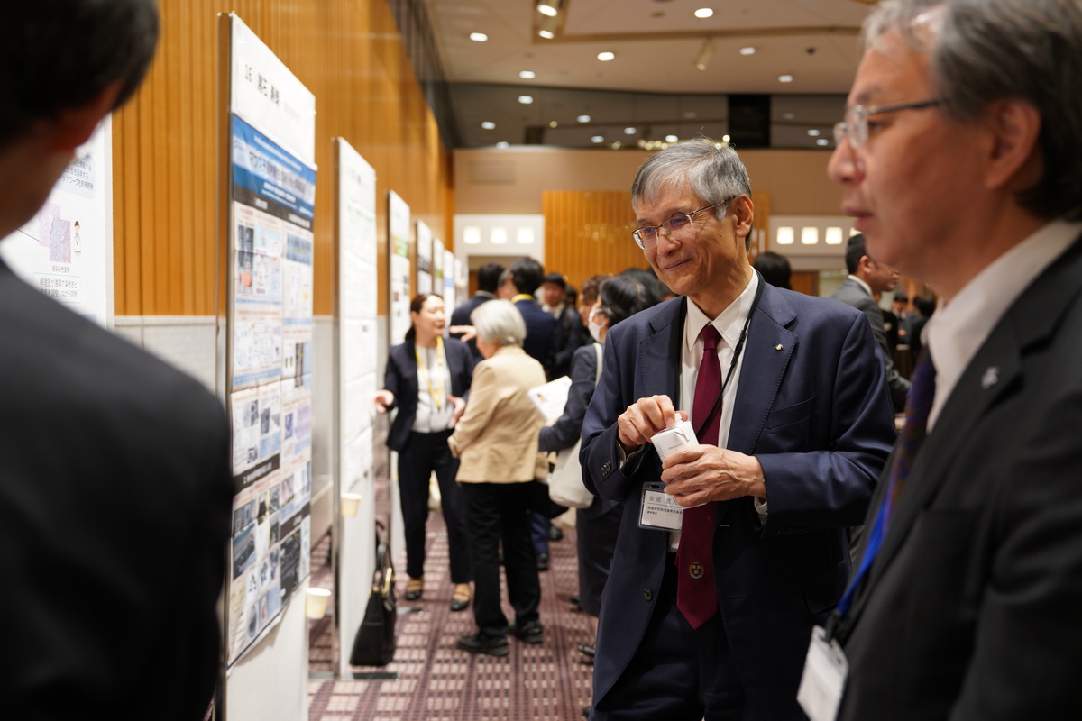 写真：研究者に質問する選考委員