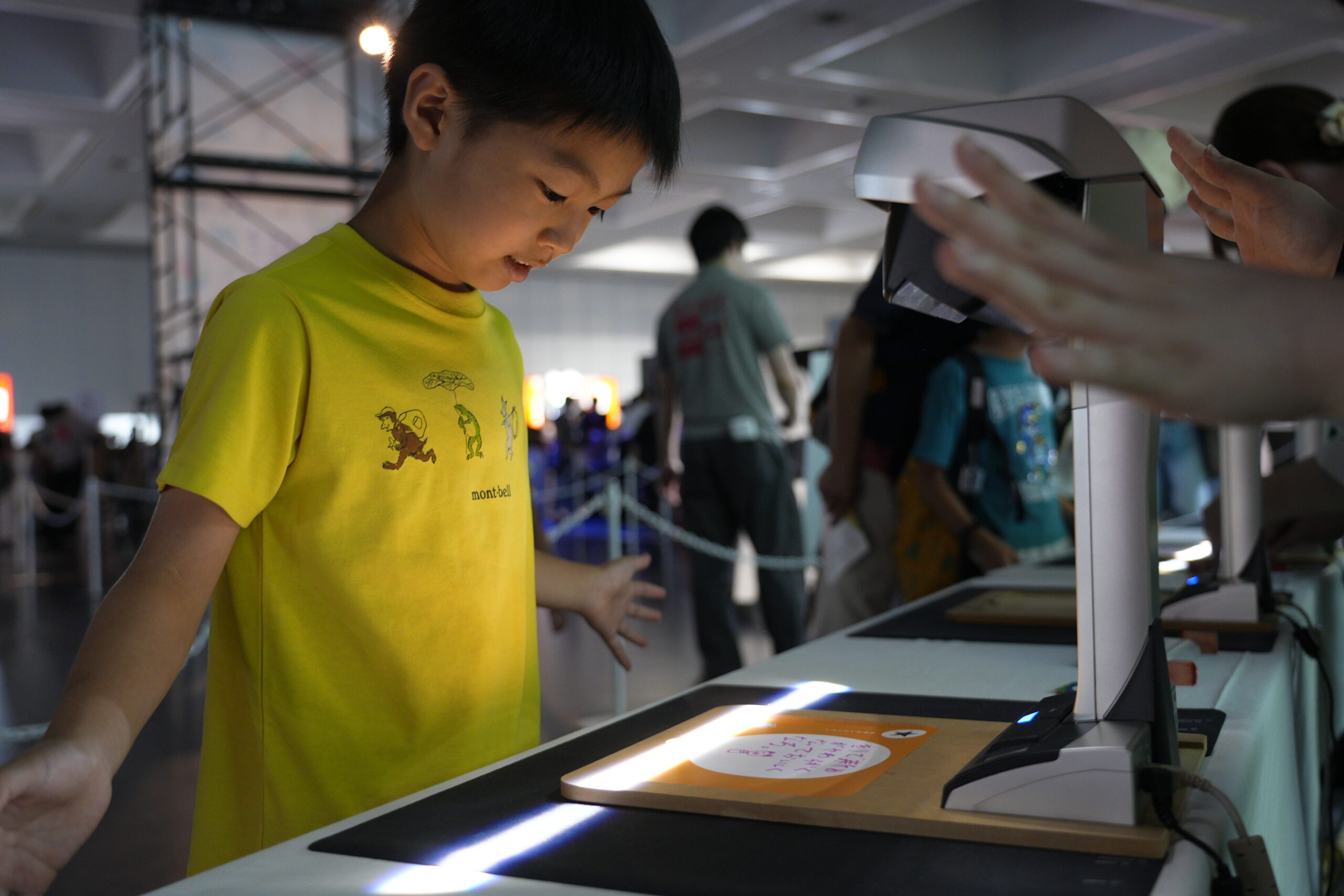 キヅキカードをスキャンする子どもの様子