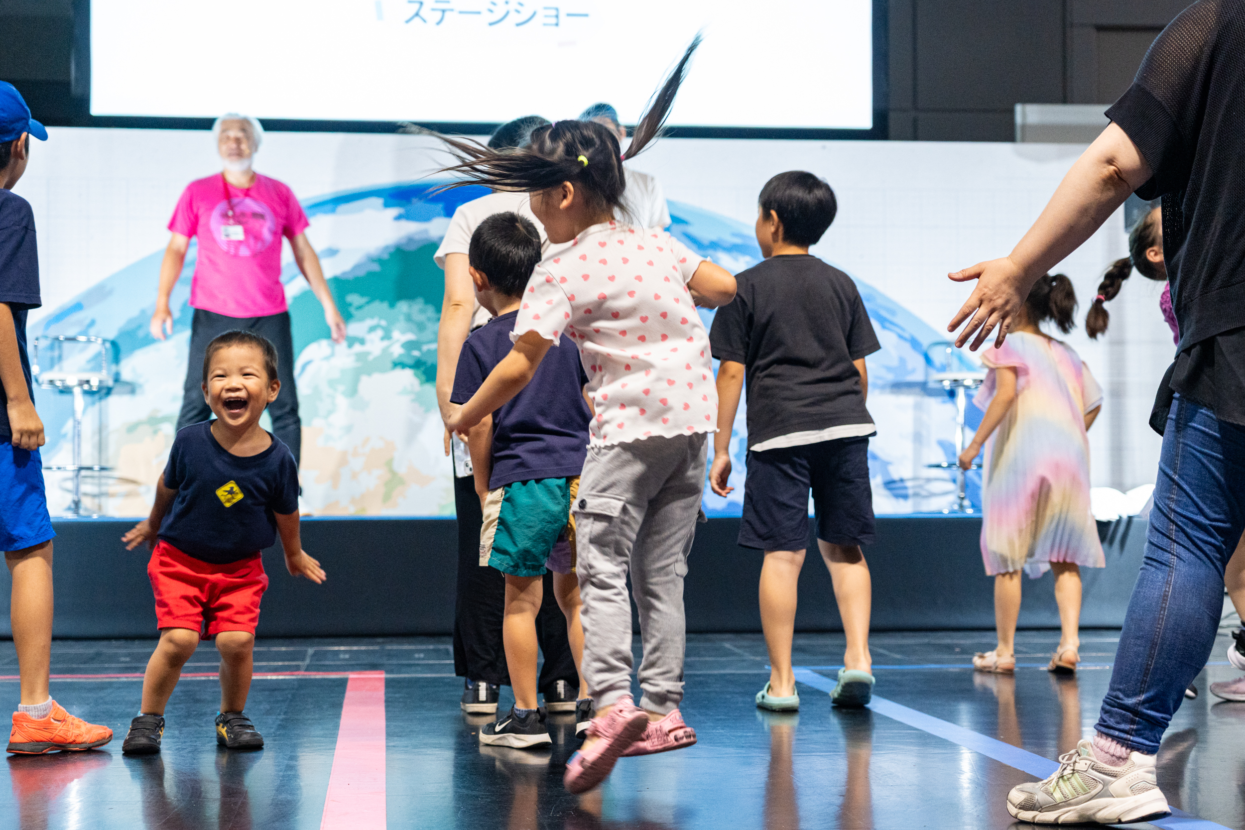 飛び跳ねる子どもの様子