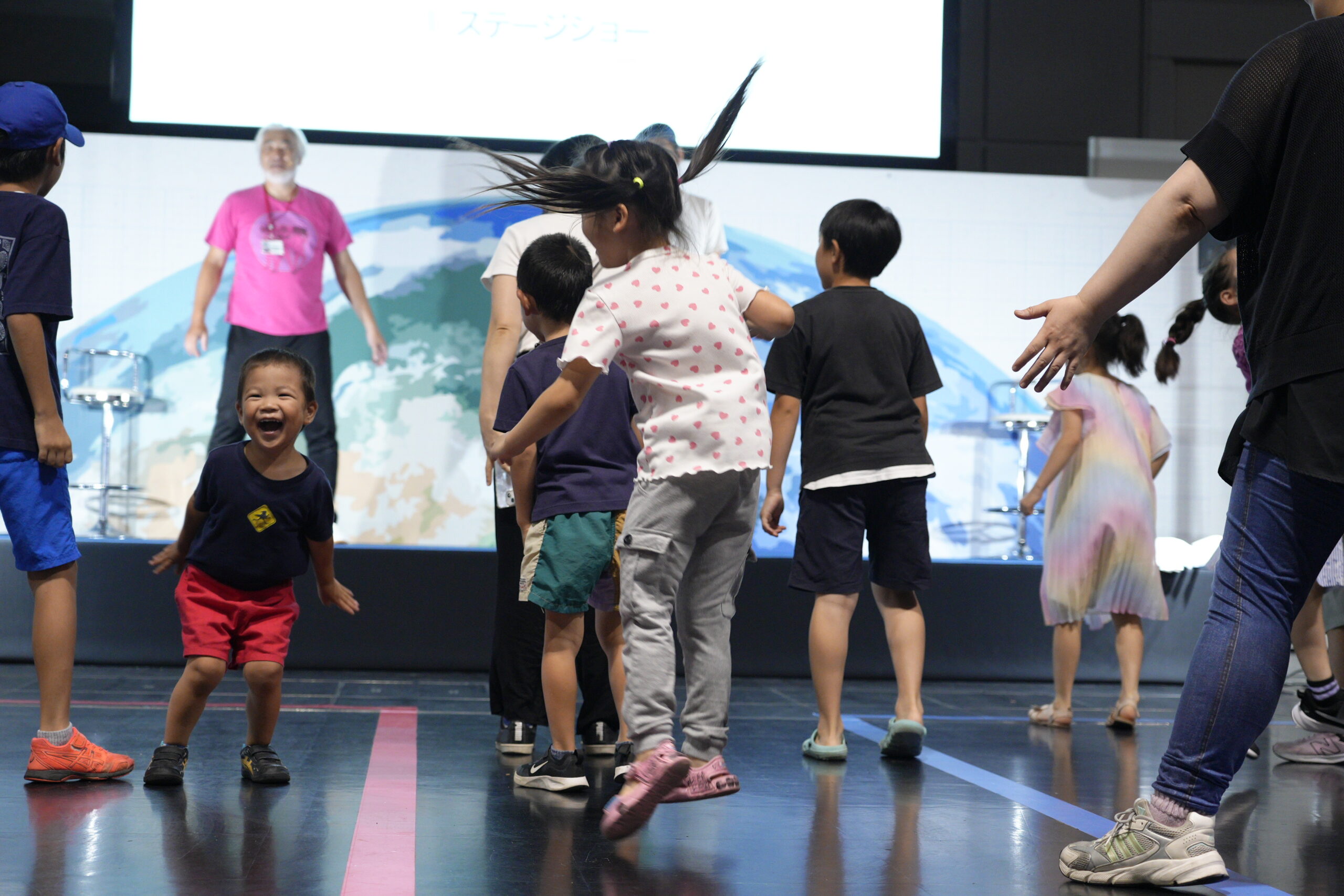 飛び跳ねる子どもの様子