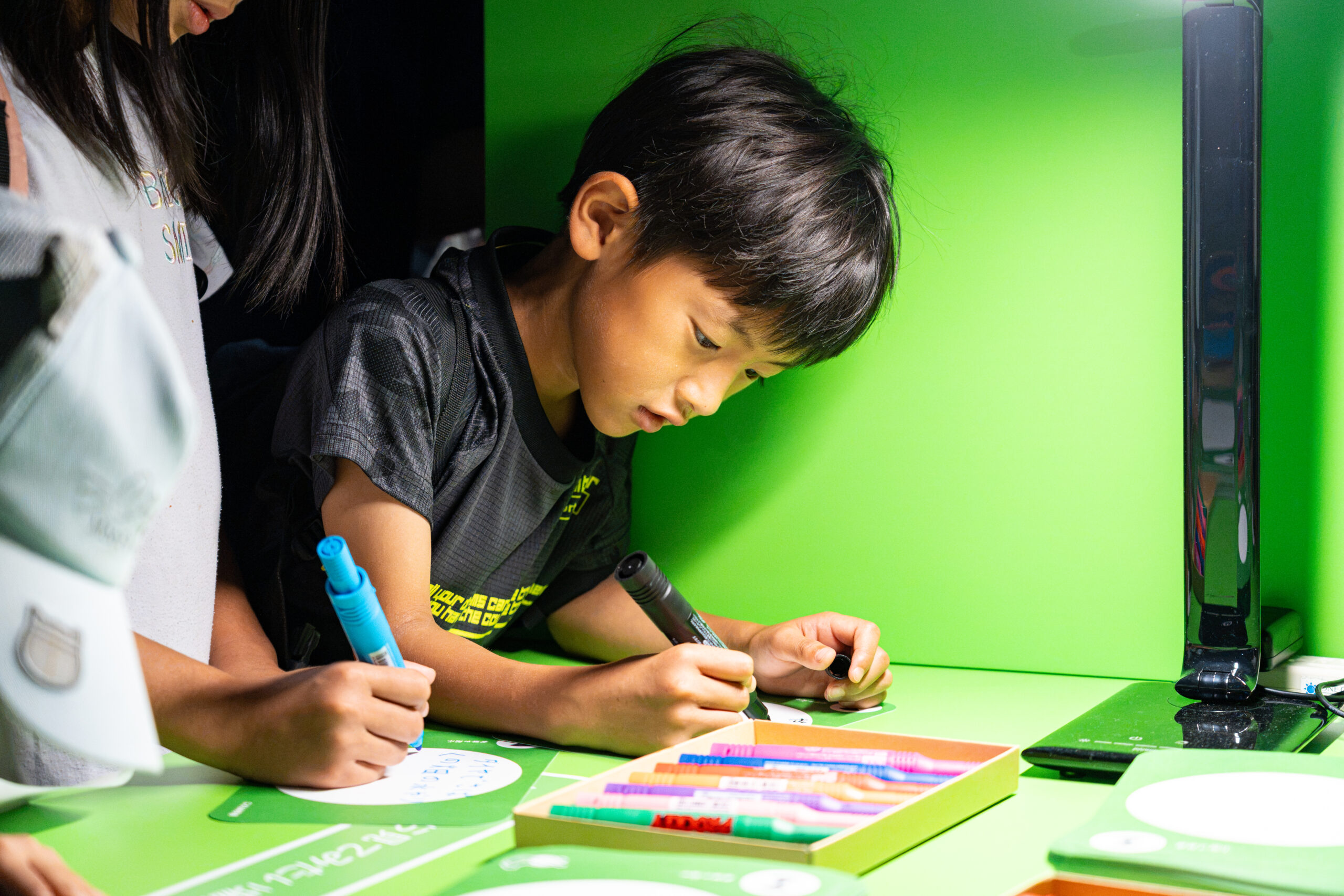キヅキカードにキヅキを書く子どもの様子