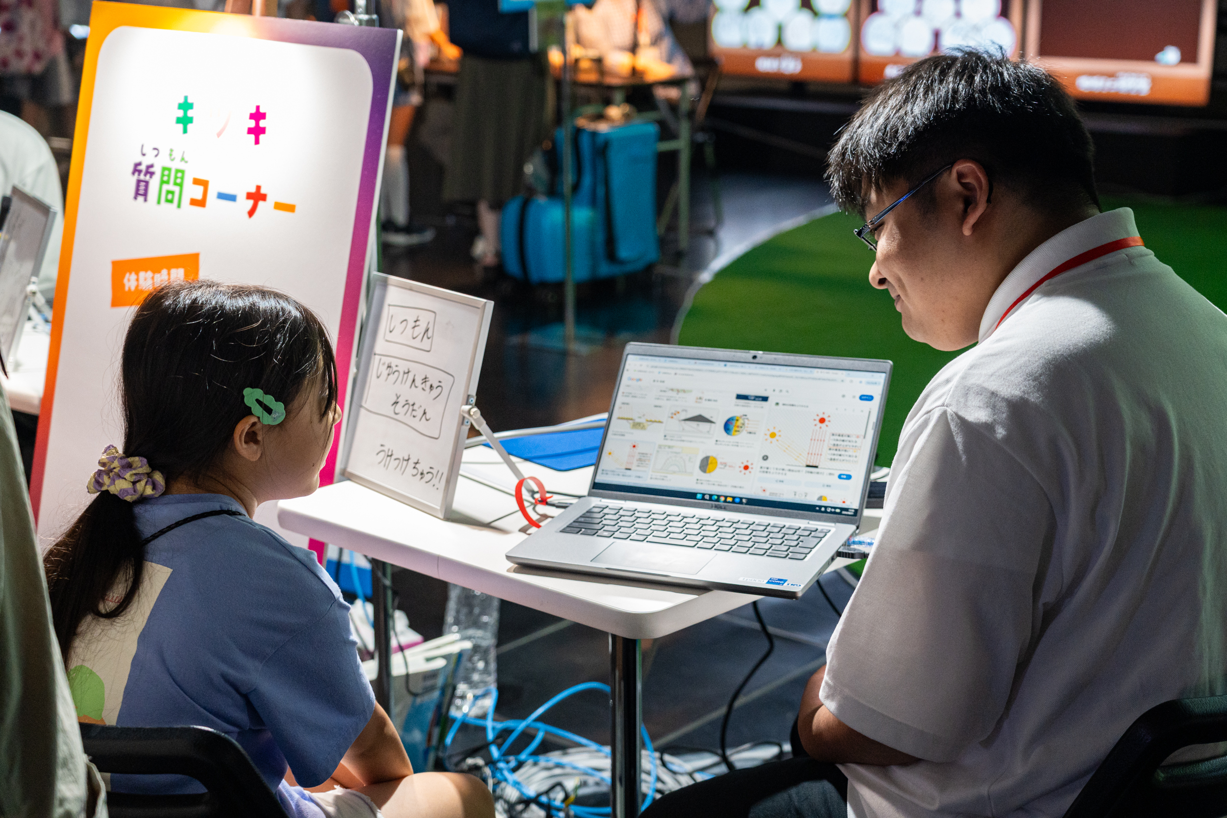大学院生に質問する子どもの様子