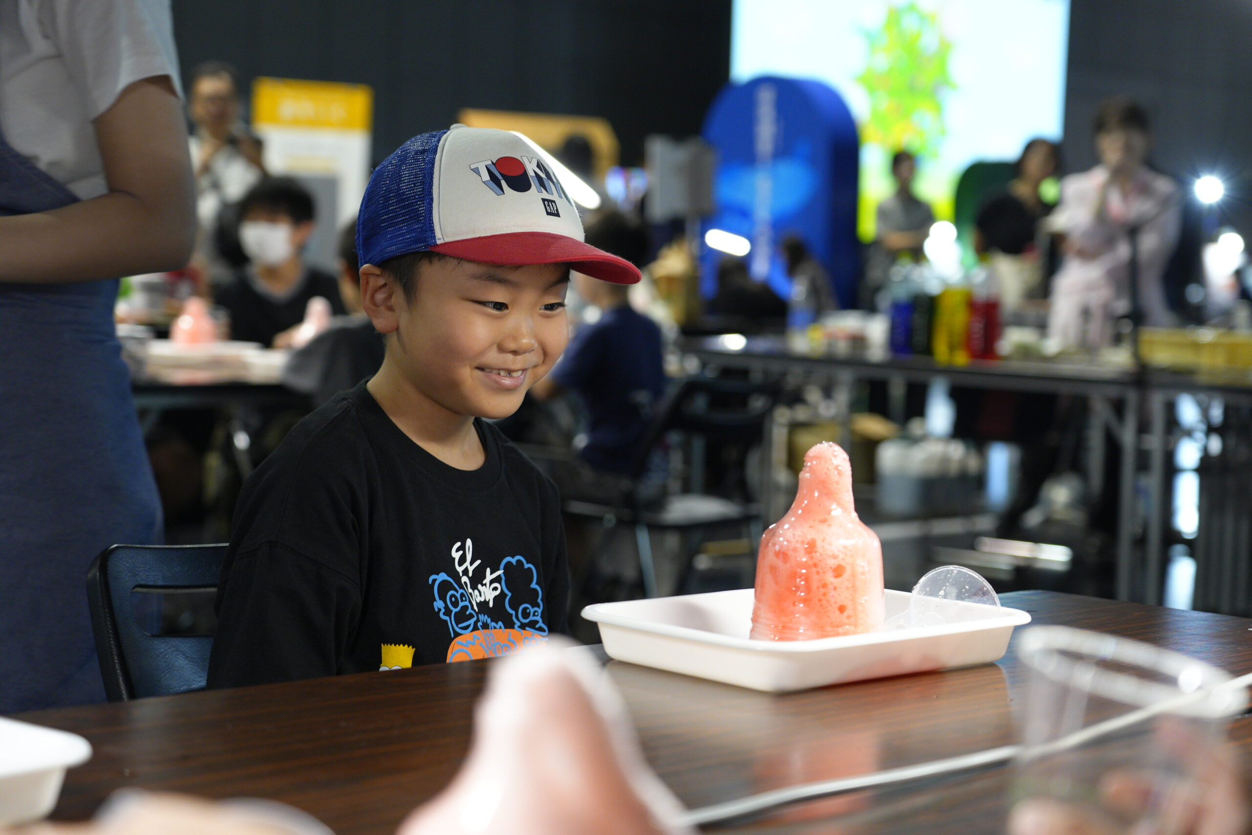 水蒸気噴火のしくみを再現した実験を観察する子どもの様子