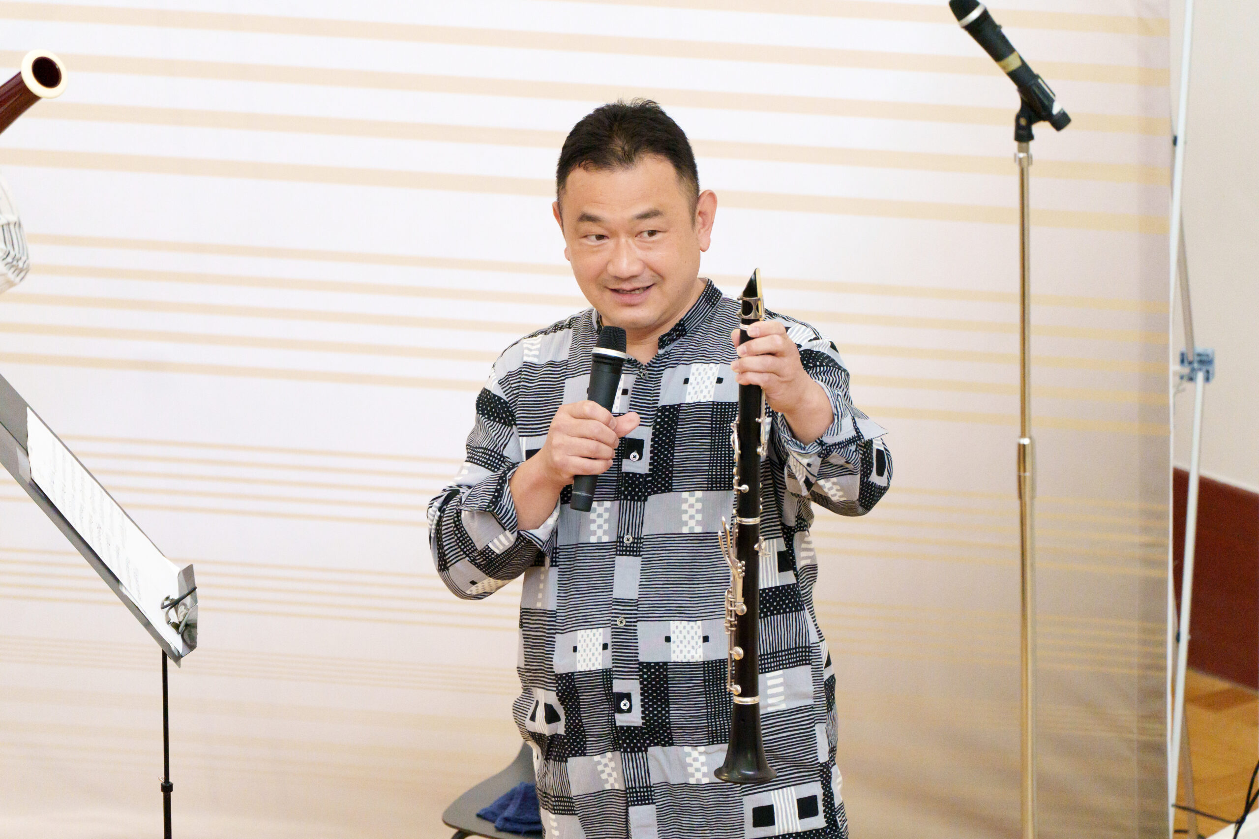 楽器の紹介をする演奏者