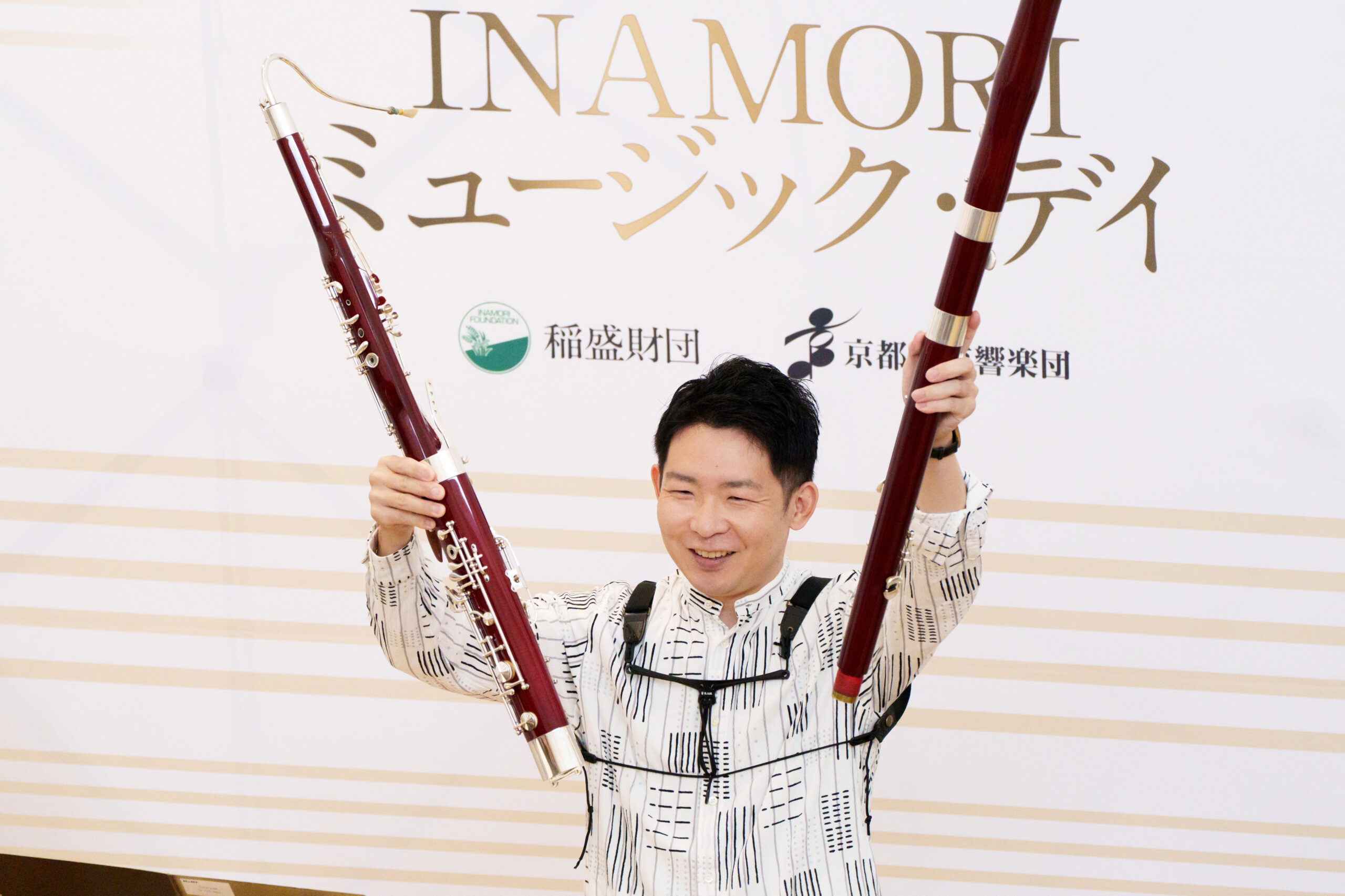 楽器の紹介をする演奏者