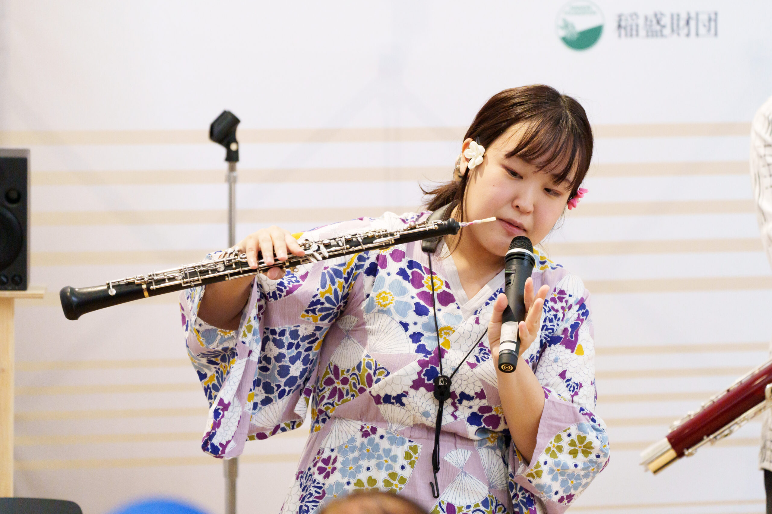 楽器の紹介をする演奏者