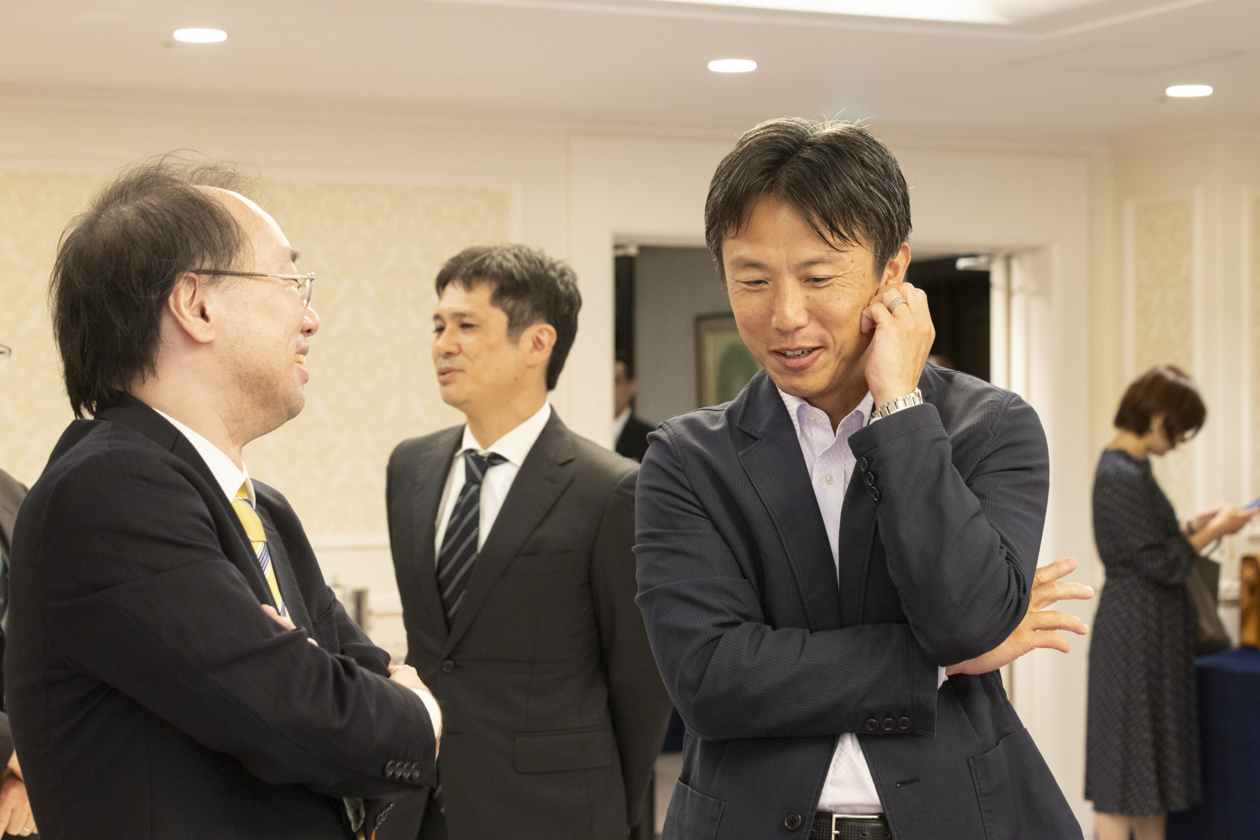 写真：懇親会で談笑する鈴木氏と平岡氏