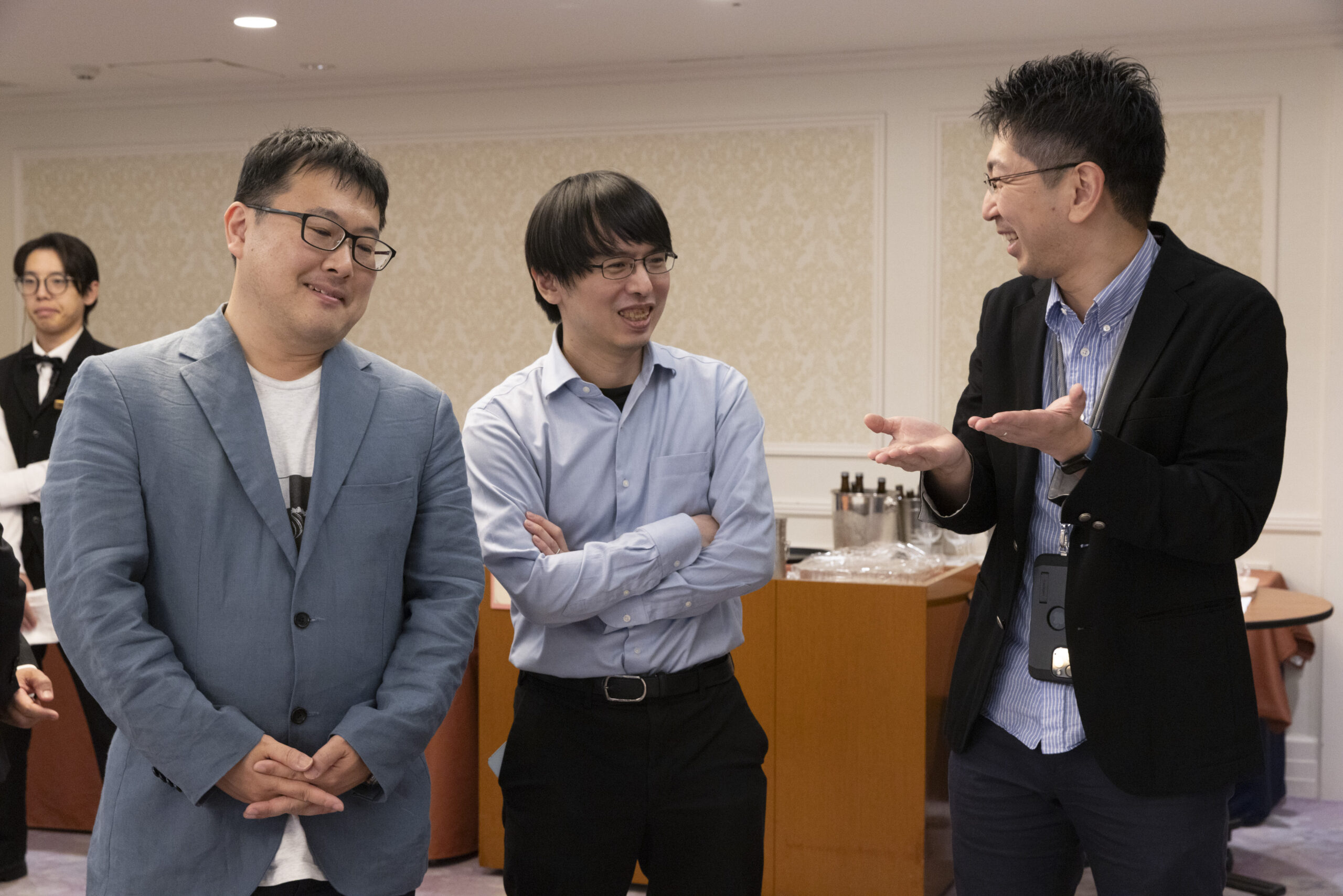 写真：懇親会で談笑する野口氏、沙川氏、藤田氏
