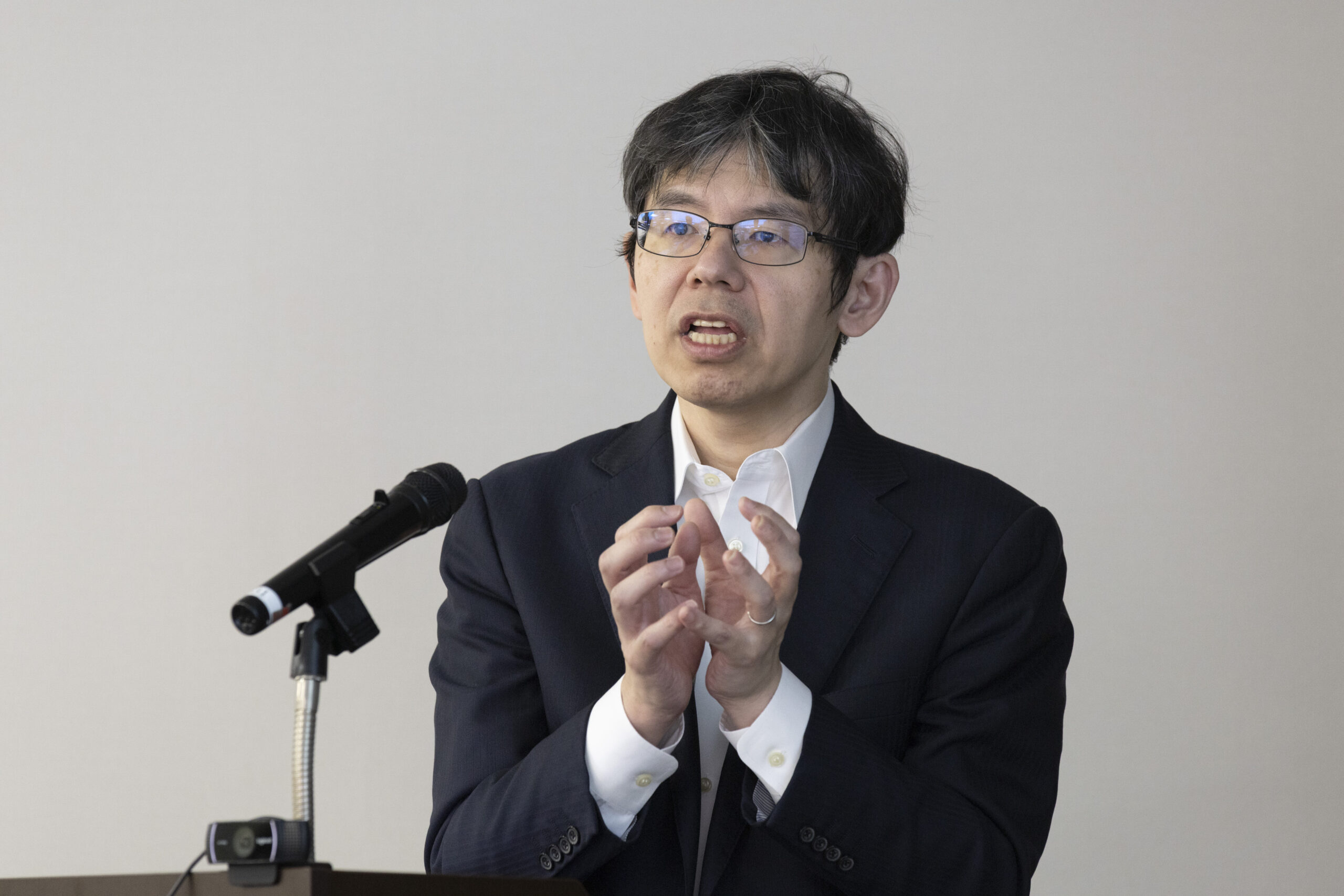 写真：発表を行う高柳氏
