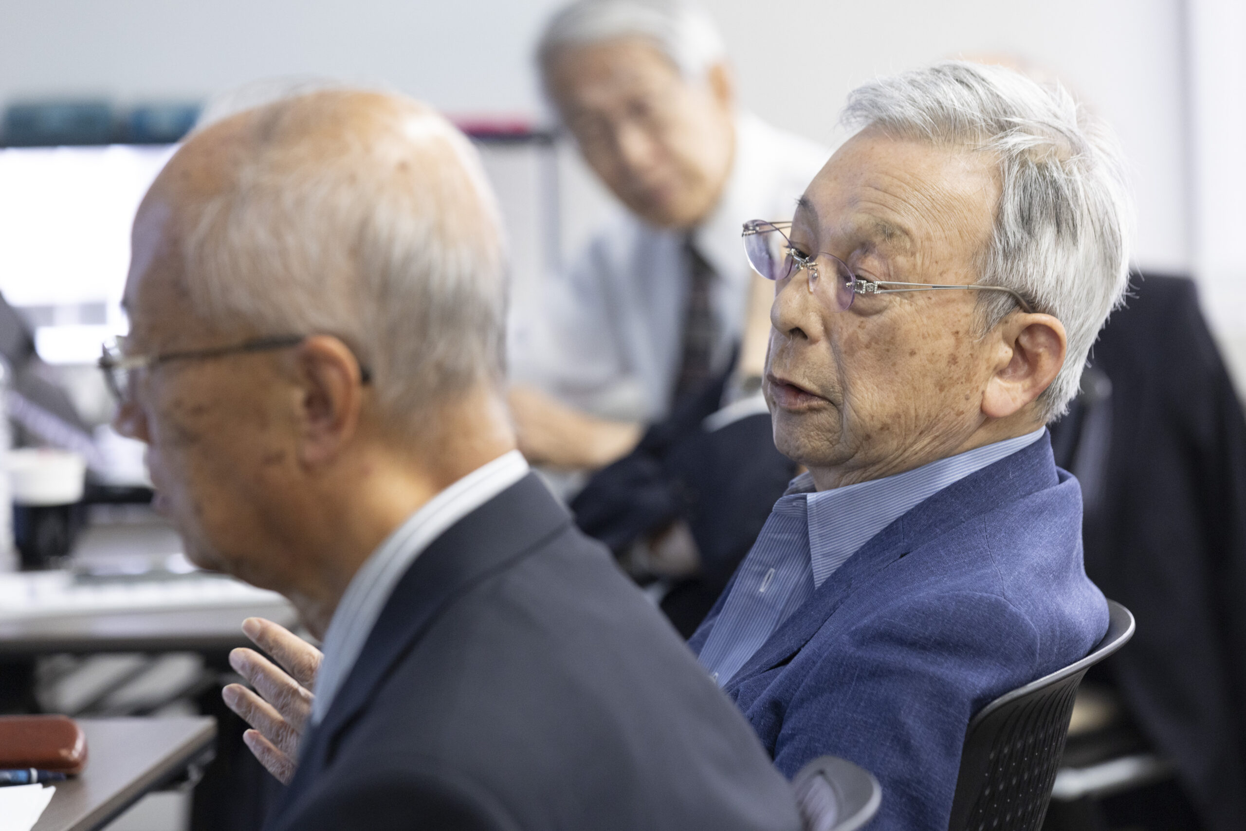 写真：発表に対して質問をする中西機構長