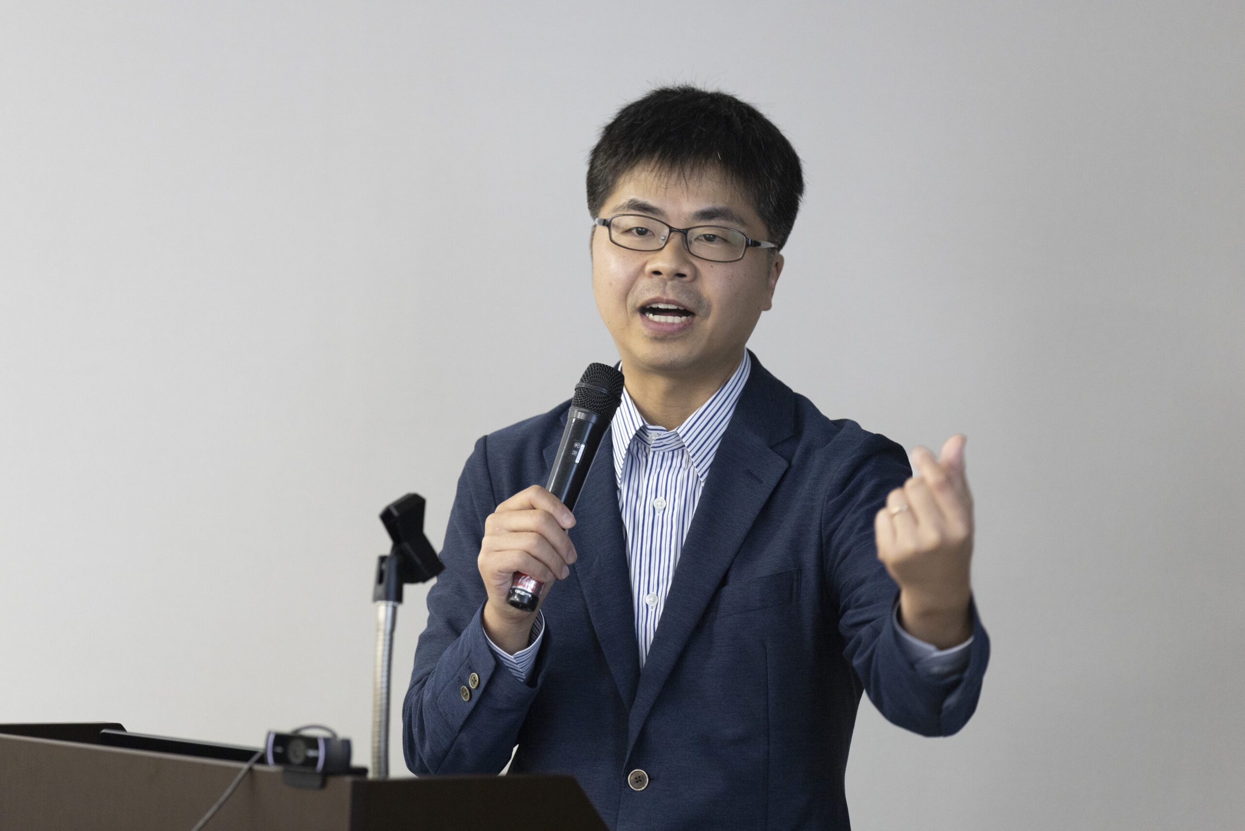 写真：発表を行う亀井氏