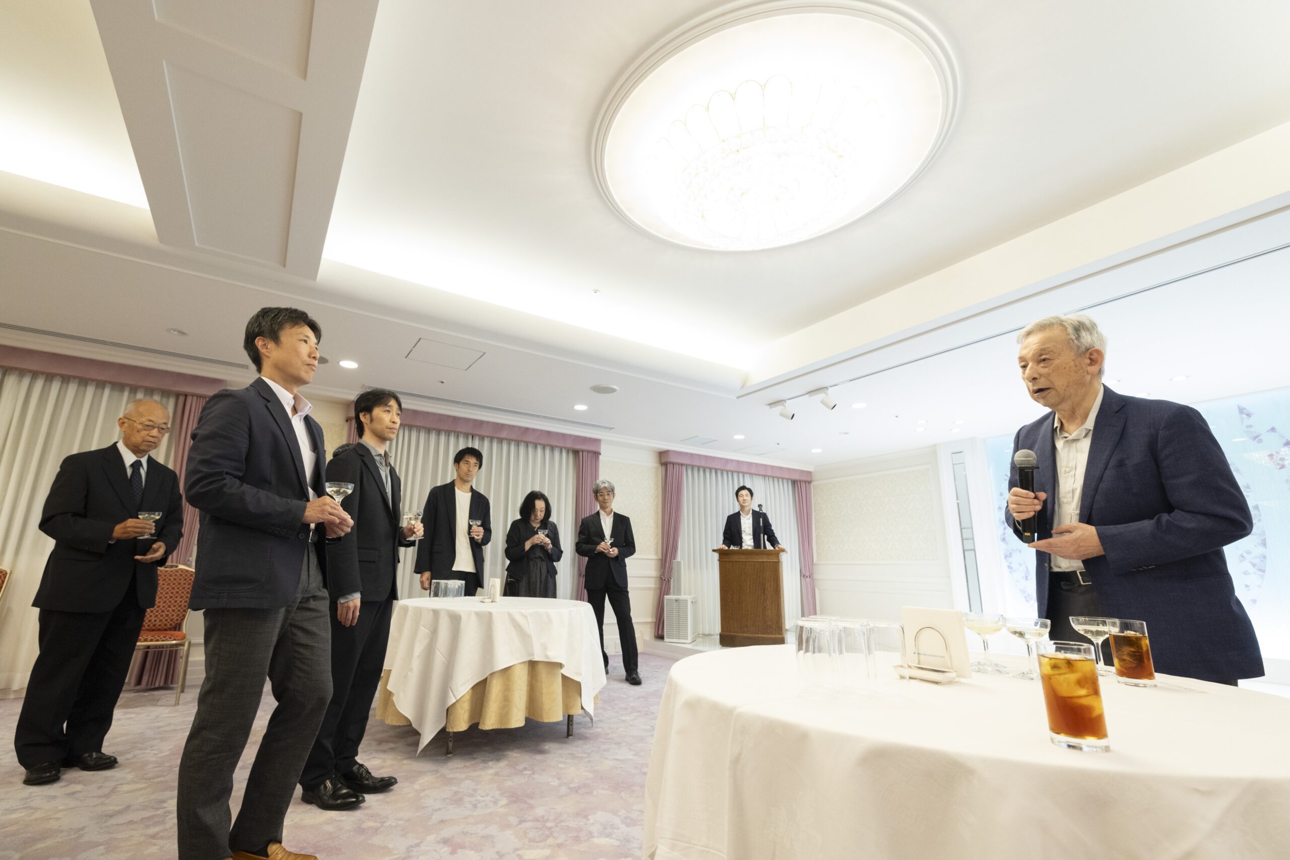 写真：懇親会で参加者たちを前に挨拶をする中西機構長